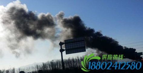 北六环油罐车起火剧烈燃烧 黑烟滚滚已看不清车道