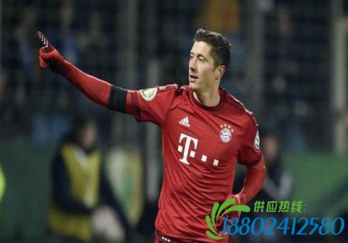 莱万2球穆勒2传罗本造点球+红牌 拜仁3