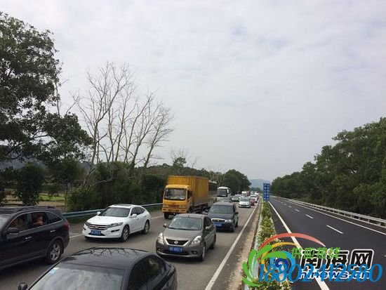 今天上午，因G98环岛高速189公里路段（海口往三亚方向）一运输天然气罐车爆胎侧翻，导致该路段出现拥堵。南海网记者