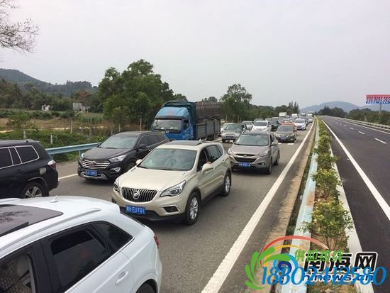 今天上午，因G98环岛高速189公里路段（海口往三亚方向）一运输天然气罐车爆胎侧翻，导致该路段出现拥堵。南海网记者
