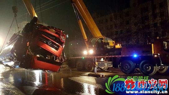 惊险!一罐车侧翻罐体破损 16吨刺激性液体外泄(组图)