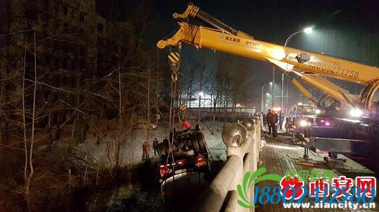 惊险!一罐车侧翻罐体破损 16吨刺激性液体外泄(组图)