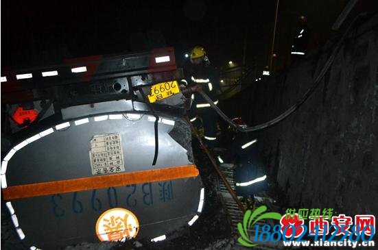 惊险!一罐车侧翻罐体破损 16吨刺激性液体外泄(组图)