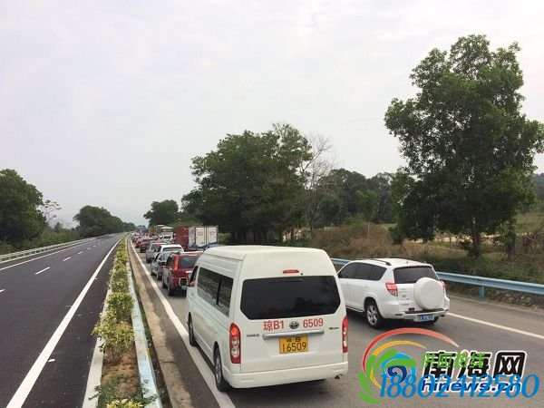 运气罐车侧翻 海南东线高速189公里路段临时交通