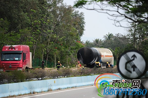 运气罐车侧翻 海南东线高速189公里路段临时交通