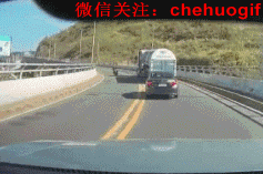 骑摩托撞火车，俩女孩被火车撞飞一幕被人拍下
