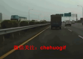 骑摩托撞火车，俩女孩被火车撞飞一幕被人拍下