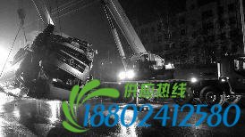 司机忘拉手刹致车侧翻 16吨易燃有毒液体泄漏