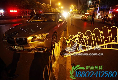 宝马车失控撞上隔离护栏[图]