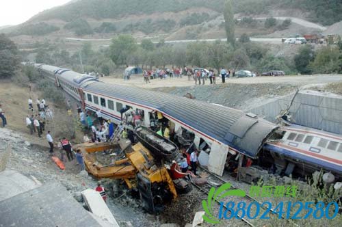 土耳其挖掘机与火车相撞 4死19伤(图)-挖掘机,