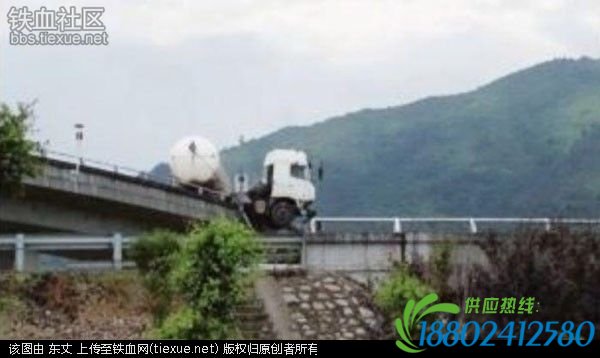 惊险:油罐车冲出高架桥护栏 车头悬空桥上