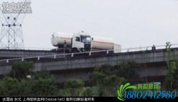 惊险:油罐车冲出高架桥护栏 车头悬空桥上