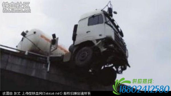 惊险:油罐车冲出高架桥护栏 车头悬空桥上