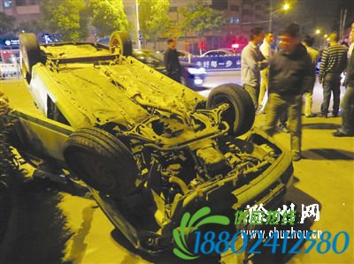 滁州天长：出租车撞上护栏四轮朝天