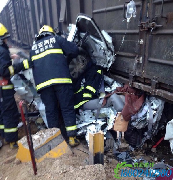 西安一火车与汽车相撞 消防紧急救援