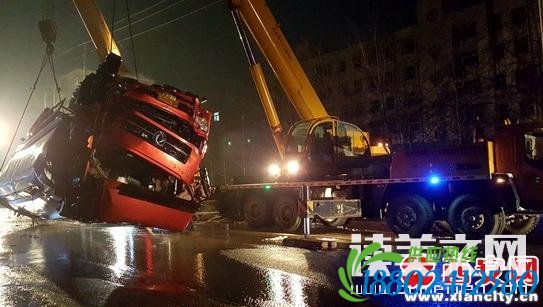 惊险!一罐车侧翻罐体破损 16吨刺激性液体外泄