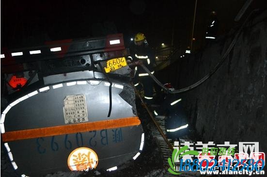 惊险!一罐车侧翻罐体破损 16吨刺激性液体外泄