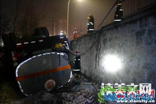惊险!一罐车侧翻罐体破损 16吨刺激性液体外泄