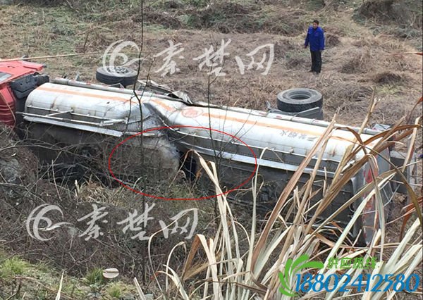 载15吨汽油罐车与大货车相撞后坠下10米高坎 致燃