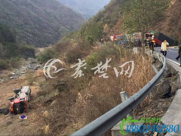 载15吨汽油罐车与大货车相撞后坠下10米高坎 致燃