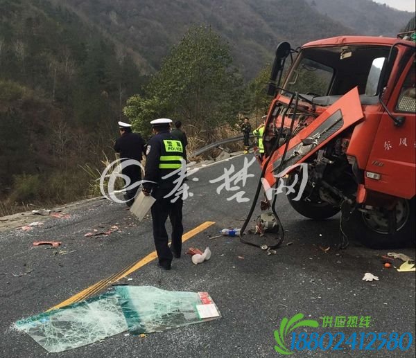载15吨汽油罐车与大货车相撞后坠下10米高坎 致燃