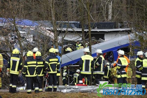 　　    2月9日，在德国南部巴特艾布灵，救援人员聚集在事故现场。