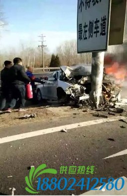 京港澳高速宝马撞杆起火一死两伤 涿州司机冒死救人