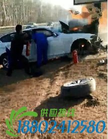 京港澳高速宝马撞杆起火一死两伤 涿州司机冒死救人