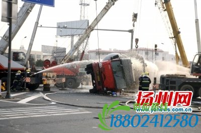 消防员不停喷水和泡沫。