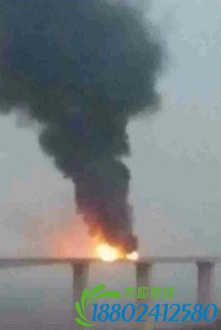 陕西油罐车爆炸燃烧近两个小时