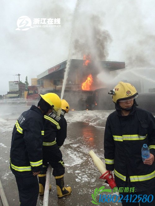 台州一辆油罐车在加油站发生爆炸 一人受伤