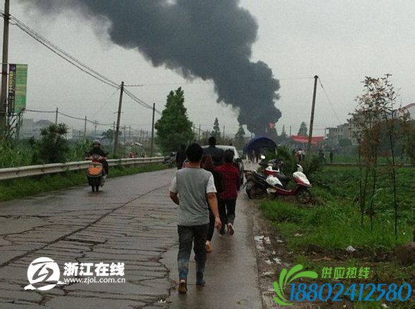 台州一辆油罐车在加油站发生爆炸 一人受伤