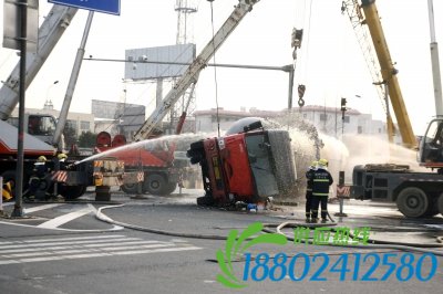 消防员不停喷水和泡沫。