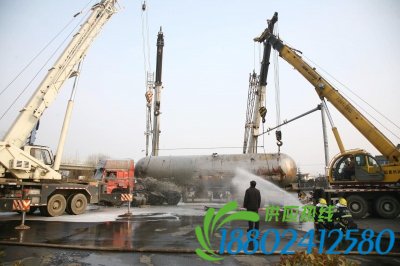 4辆吊车同时起吊。