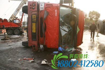 侧翻的槽罐车。