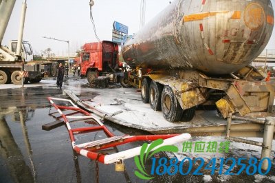 槽罐车被吊正。