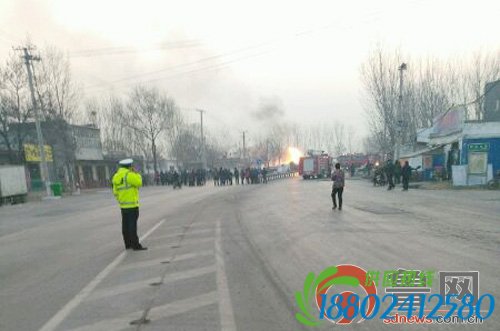 省道329聊城堂邑段一油罐车侧翻起火 一人死亡