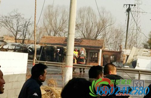 省道329聊城堂邑段一油罐车侧翻起火 一人死亡