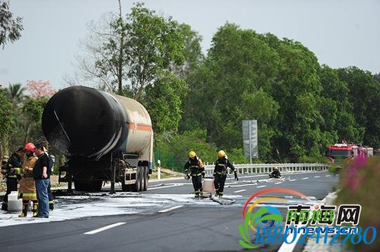 2月18日，海南环岛高速天然气罐车侧翻处置现场。南海网记者沙晓峰 摄