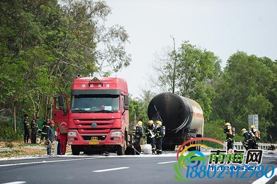2月18日，海南环岛高速天然气罐车侧翻处置现场。南海网记者沙晓峰 摄