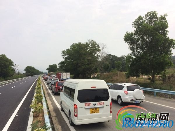 今天上午，因G98环岛高速189公里路段（海口往三亚方向）一运输天然气罐车爆胎侧翻，导致该路段出现拥堵。