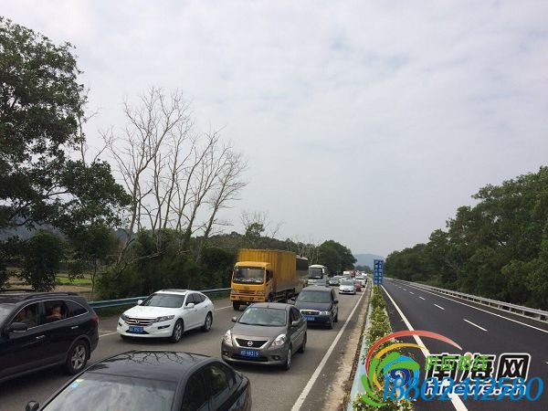 今天上午，因G98环岛高速189公里路段（海口往三亚方向）一运输天然气罐车爆胎侧翻，导致该路段出现拥堵。