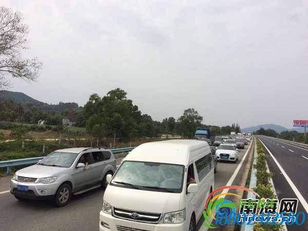 今天上午，因G98环岛高速189公里路段（海口往三亚方向）一运输天然气罐车爆胎侧翻，导致该路段出现拥堵。