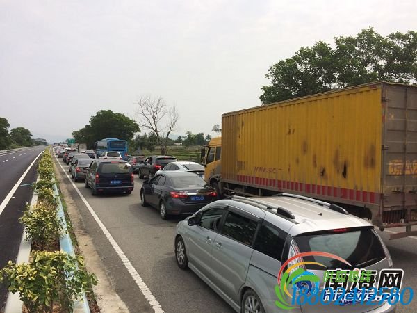 今天上午，因G98环岛高速189公里路段（海口往三亚方向）一运输天然气罐车爆胎侧翻，<a href=