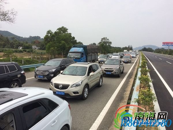 今天上午，因G98环岛高速189公里路段（海口往三亚方向）一运输天然气罐车爆胎侧翻，导致该路段出现拥堵。