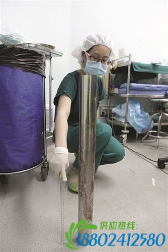 南京一面包车撞上护栏副驾乘客遭钢管穿胸(图