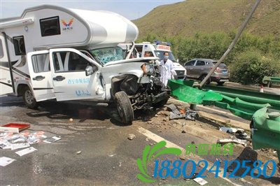 豪华房车撞上绿化隔离护栏