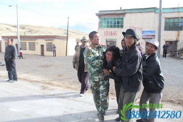 油罐车侧翻 边防急救援