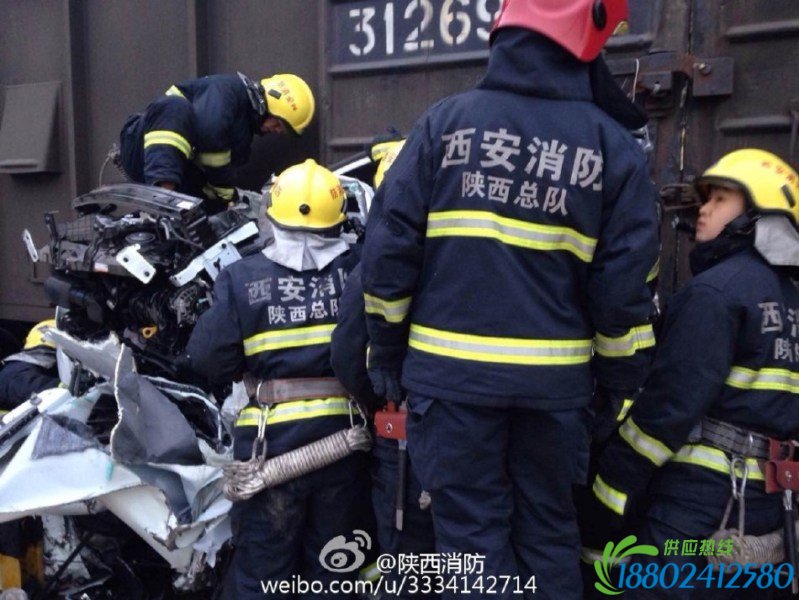 西安一轿车与火车相撞1人被困