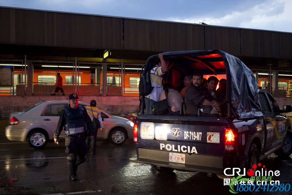 墨西哥首都两辆地铁列车相撞 已致12人受伤(高清